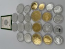 24 Minnemynter i sølv og noen gullforgylte