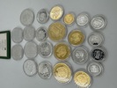 24 Minnemynter i sølv og noen gullforgylte