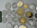 24 Minnemynter i sølv og noen gullforgylte