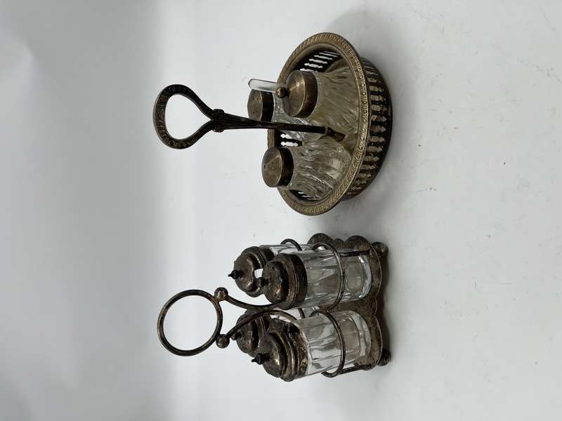 2 sett med krydder i sølvplett