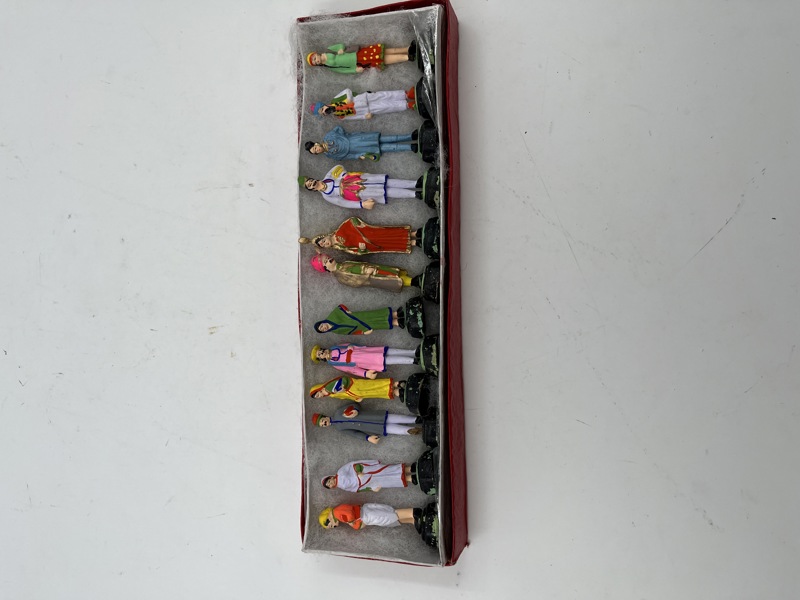 12 småfigurer i eske