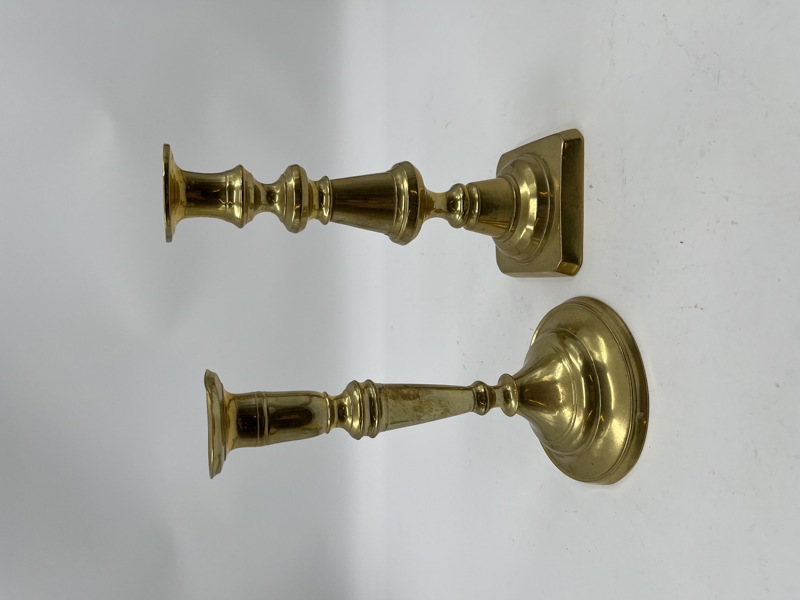 2 stk ulike messinglysestaker