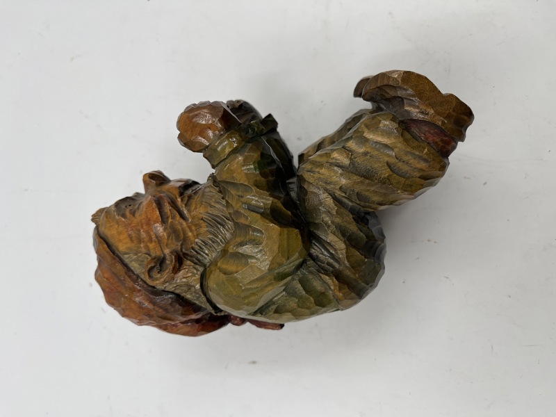 Sittende Utskjært Troll