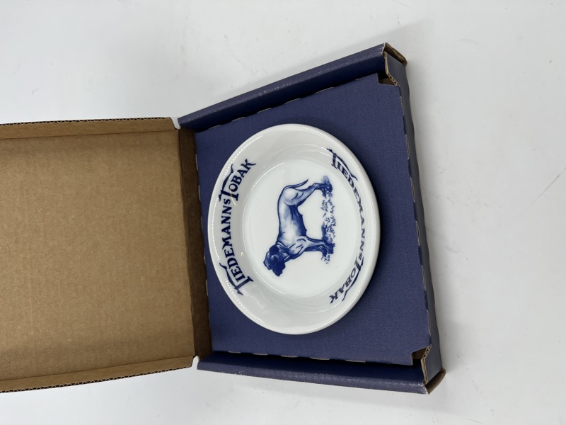 Petterøes Askebeger Hundeserien  i org eske