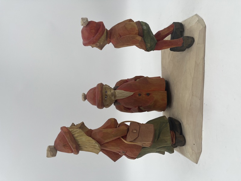 3 Utskjærte nisser på fjøl