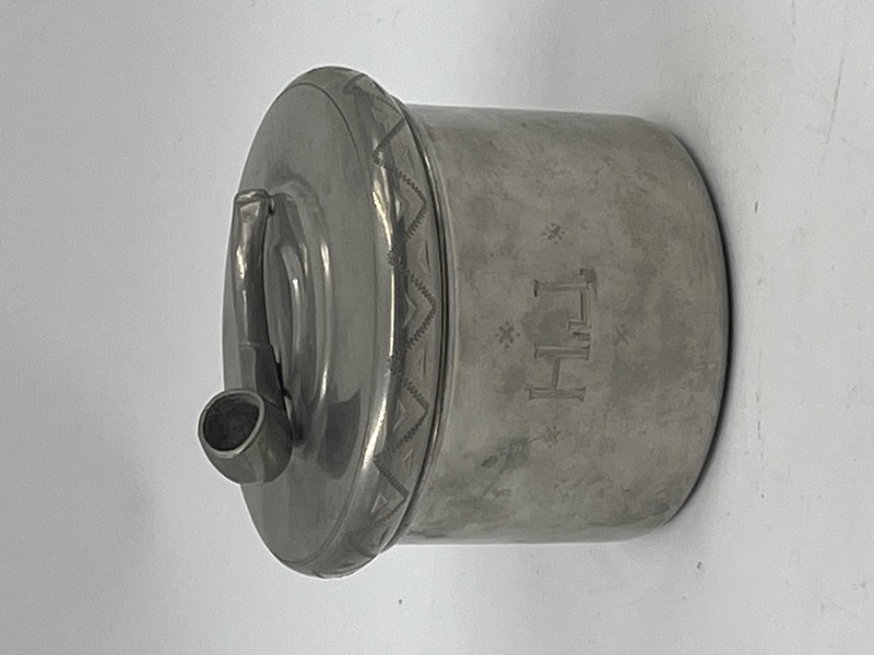 Tinnbeholder med Lokk