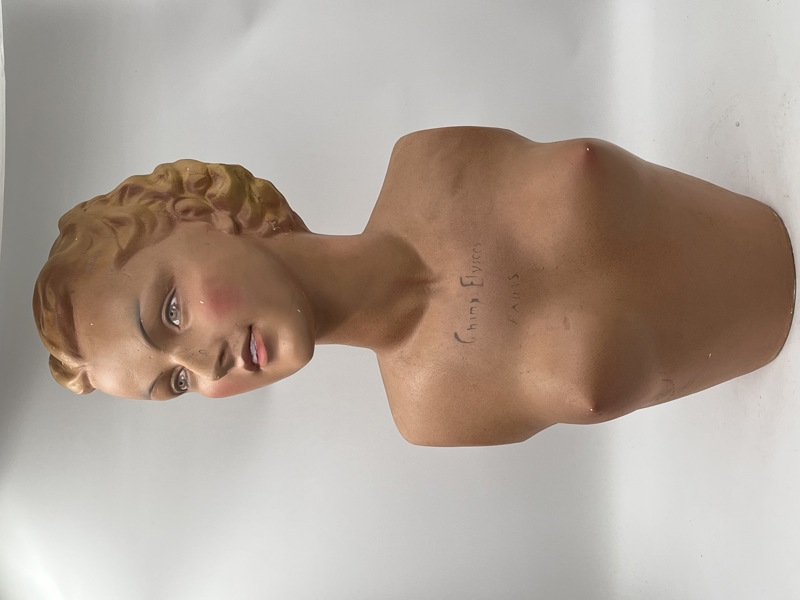 Gammel Utstillingsbyste