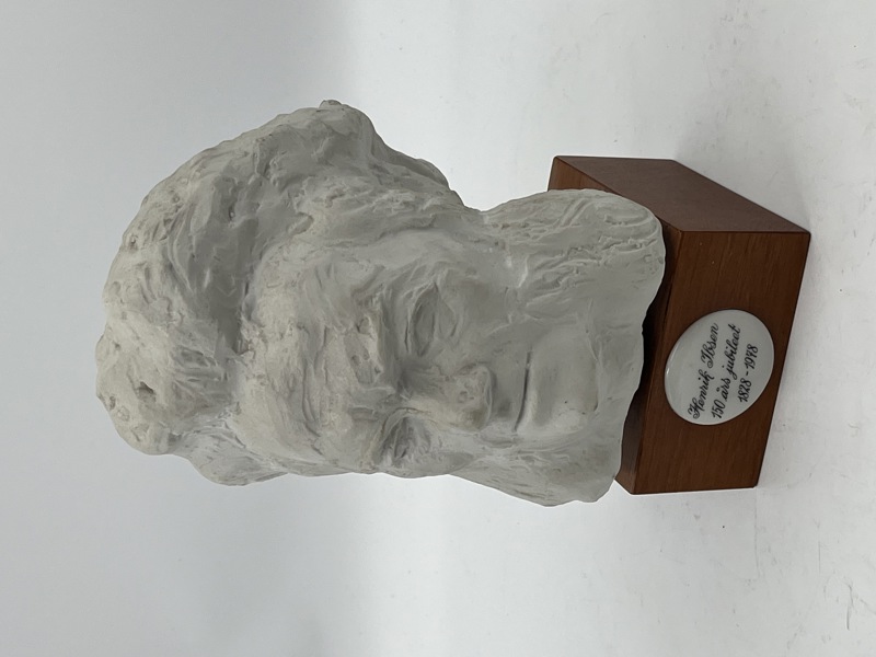 Flott porselen byste laget av Dyre Vaa.