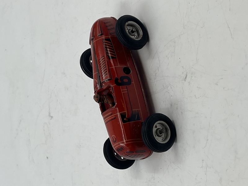 Flott liten racerbil i blikk med opptrekk.