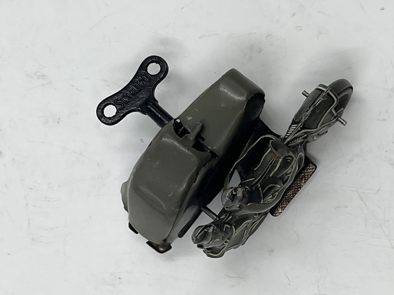 Saalheim og Strauss Pennytoy flott motorsykkel i blikk.