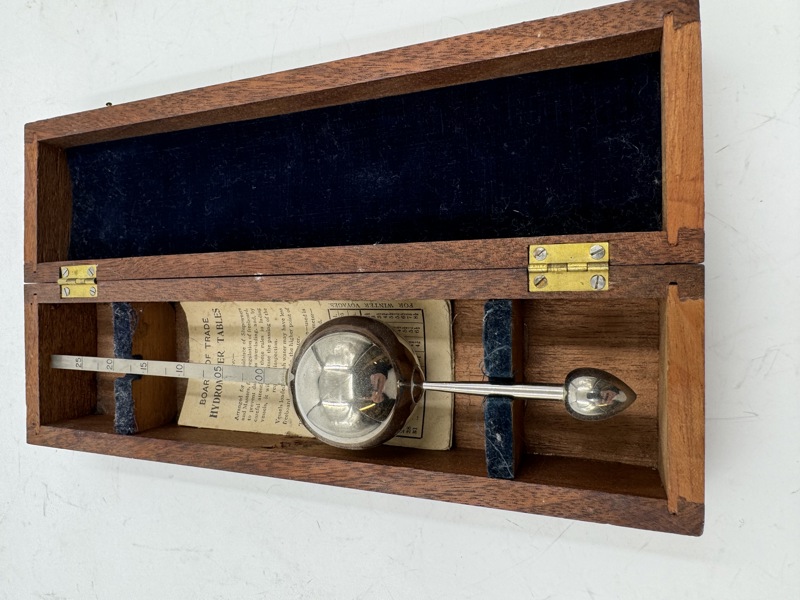 Eldre Hydrometer i org eske