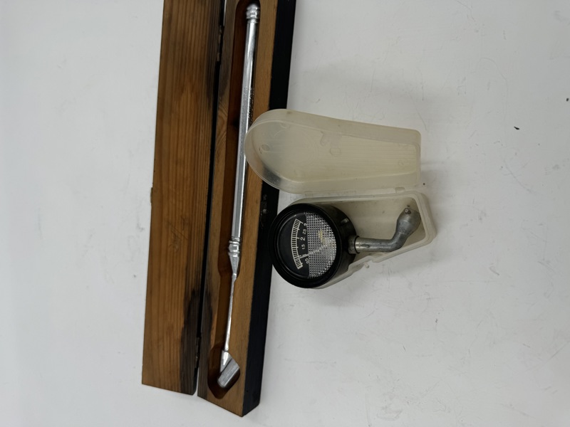 2 stk eldre trykkmålere til luft