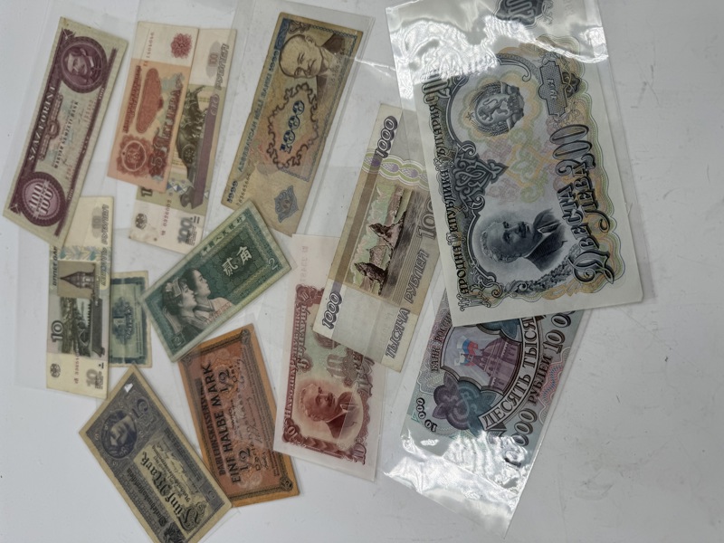 Lott med 12 stk utenlandske seddler.