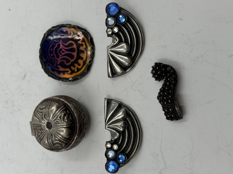 Artig Lott m/ gml sølvsmykke + liten dåse