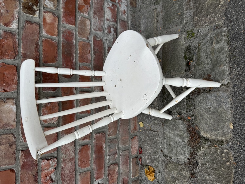 Eldre liten hvitmalt barnestol