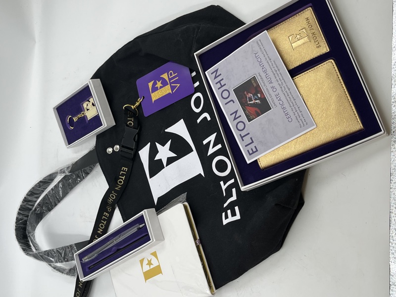 Lott- Med Elton John gjenstander