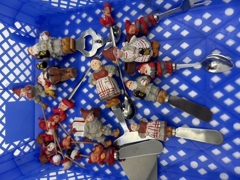 13 Forskjellige artikler med julemotiver til borddekking