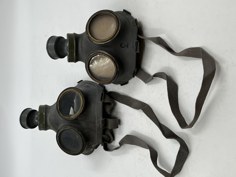 2 stk gassmasker fra 2 verdenskrig m/ filter