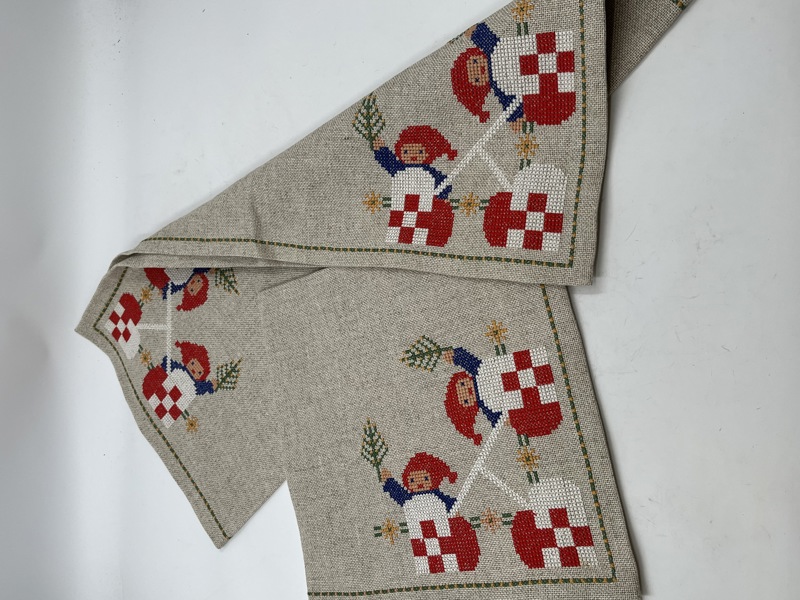 2 stk Linduker m/ nissemotiv 
( håndbrodert korssting)