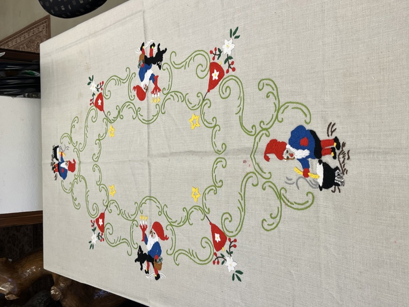 Håndbrodert juleduk i lin 