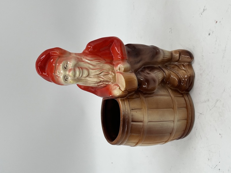 Eldre Nisse i keramikk med tønne