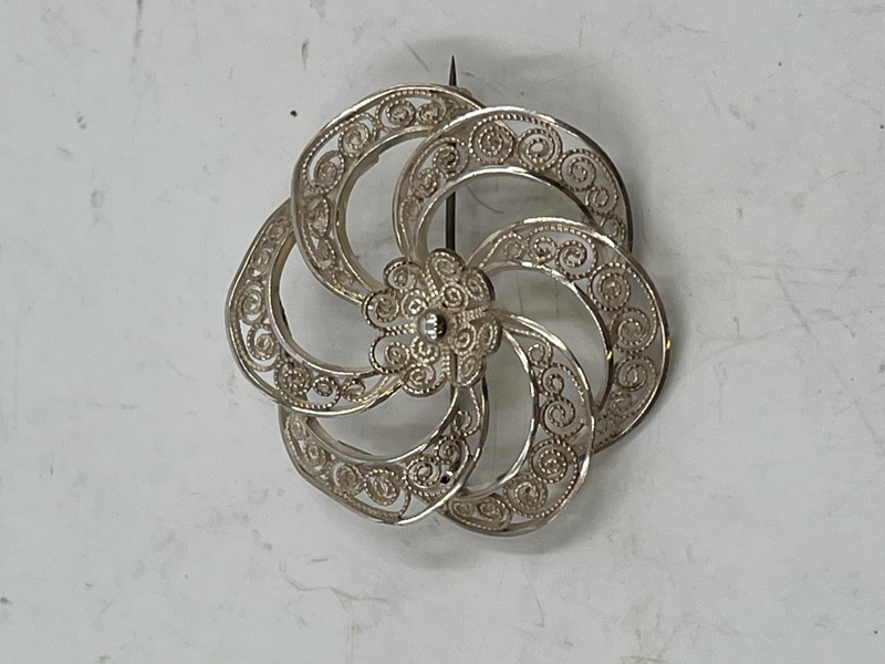 Filigranbrosje ( kjent som en søljebrosje)