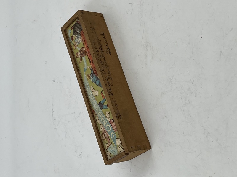 Gammel treeske m/ dominobrikker