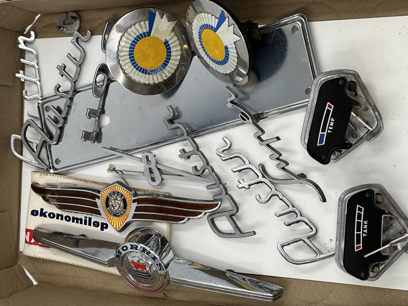 Eske med div gamle bilemblem