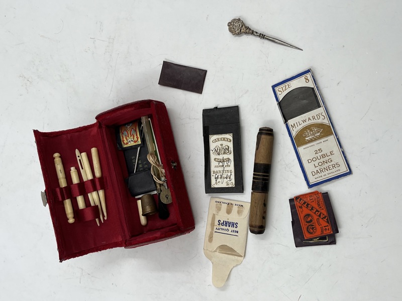 1 Artig gl syskrin m/ redskap av hvaltann el.bein + gml tre trådsneller