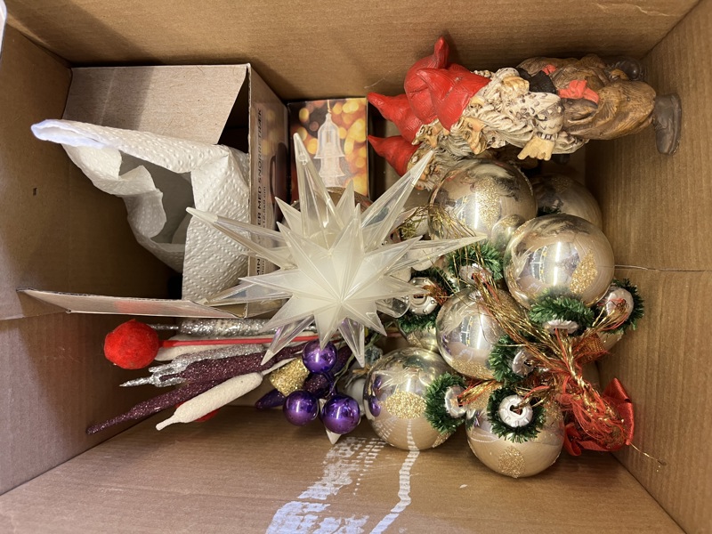 Eske m/ gammelt Julepynt