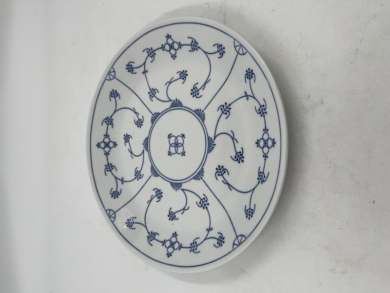 Porselens fat i stråmønster.