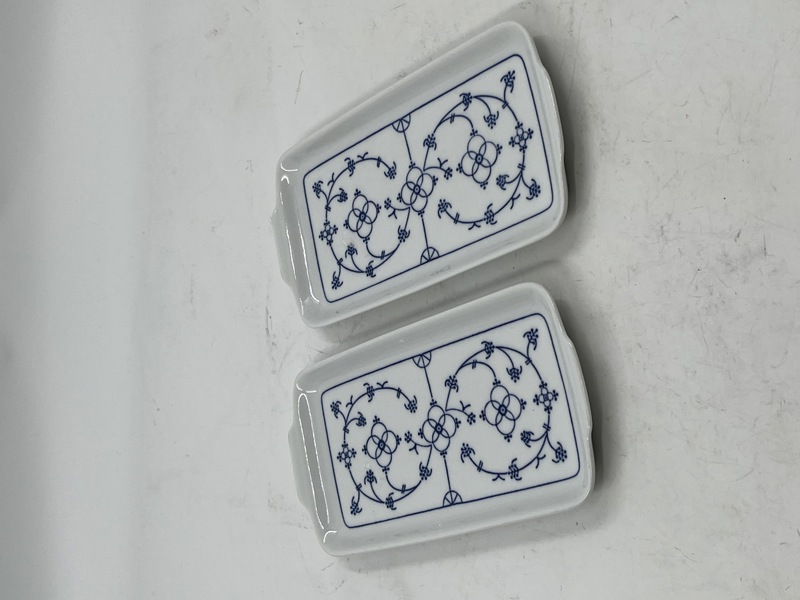 2 stk små fat i stråmønster