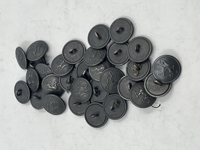 Knapper med Riksvåpen.