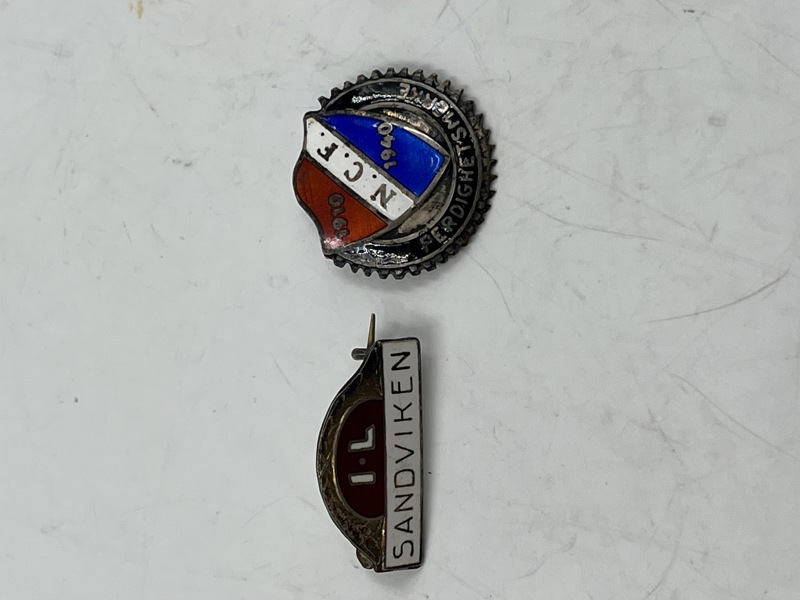 2 Emaljerte gml idrettsmerker