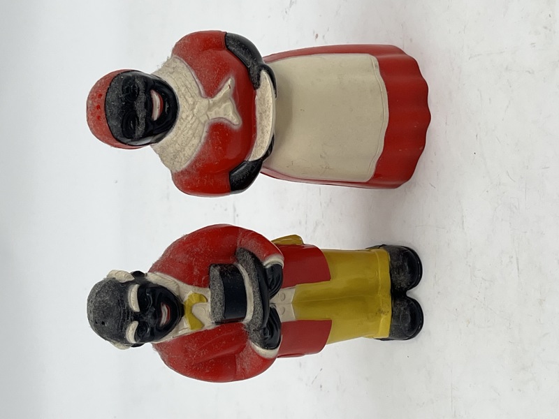 2 Mørke i plast , salt og pepper