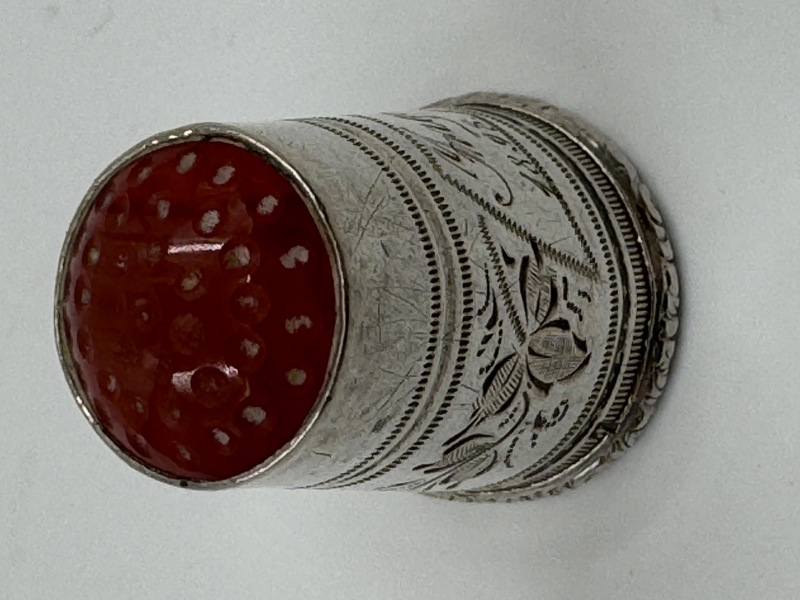 Fingerbøl med rød emalje