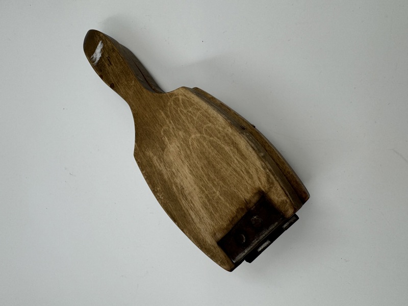 Eldre sitron presse i tre og porselen