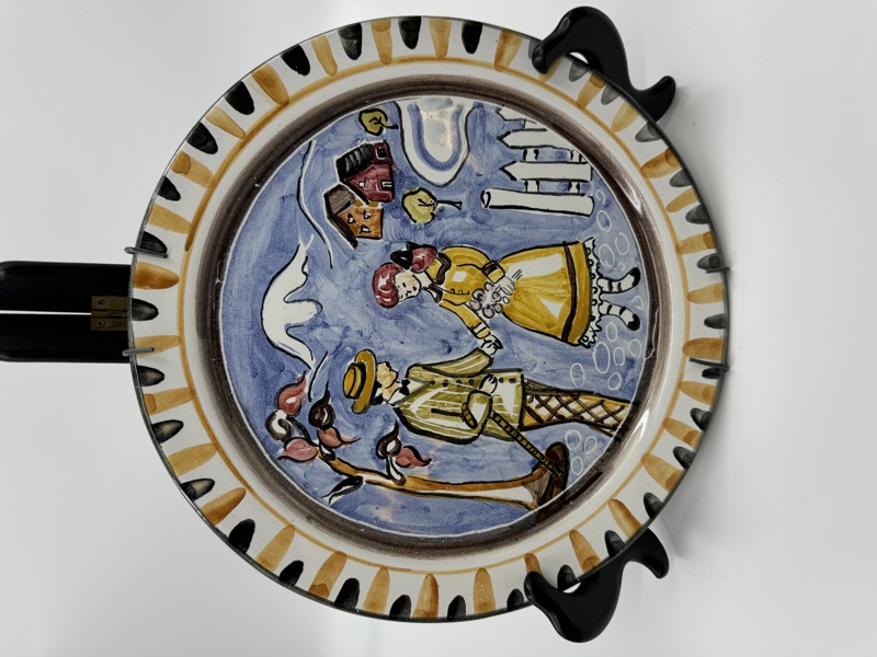 Flott keramik fat med dekor.