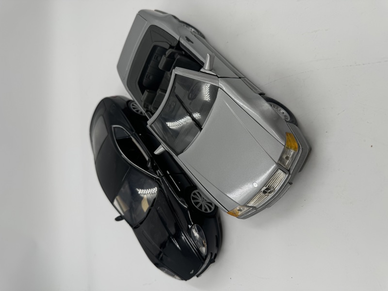 2 stk Biler Mercdes Benz + Aston Martin