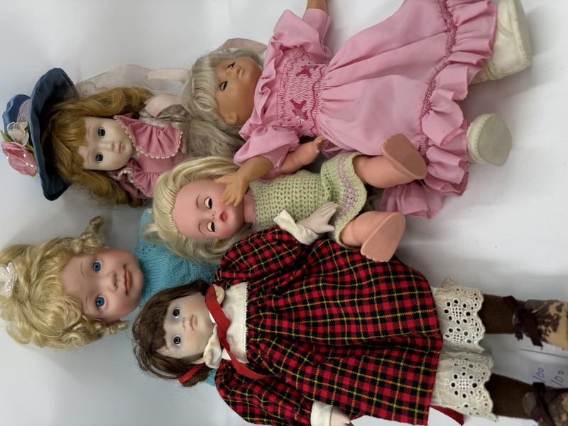 Lott med 5 diverse dukker