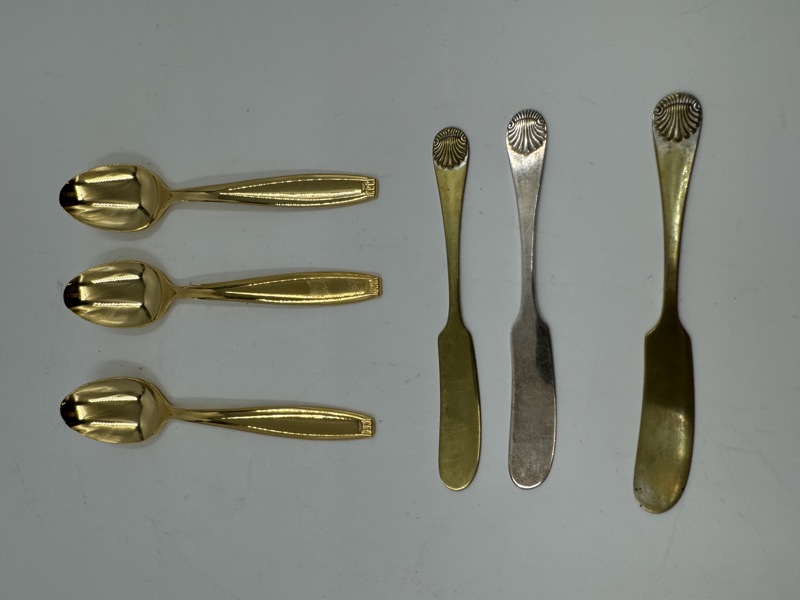 3 teskjeer i gull + 3 smørkniver