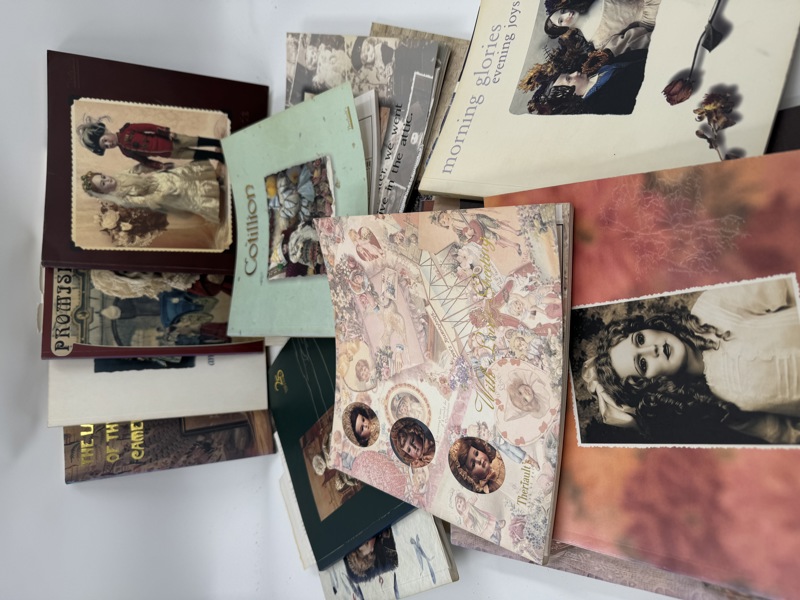 21 stk Bøker/ hefter om dukker