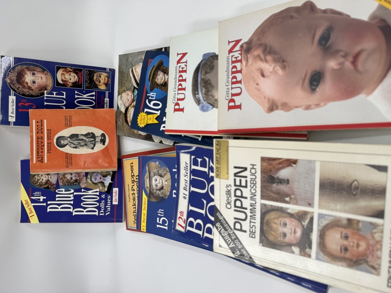 12 stk Bøker/ hefter om dukker