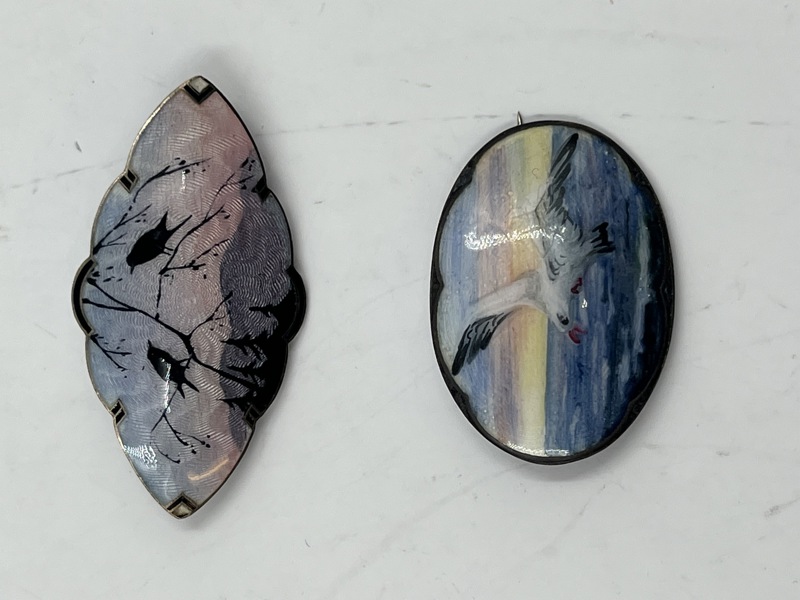 2 Sølv og emaljenåler 