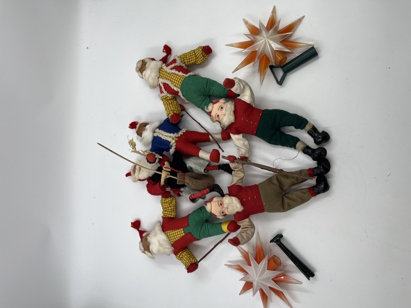 Lott med jule nisser + stjerner for topp av tre.