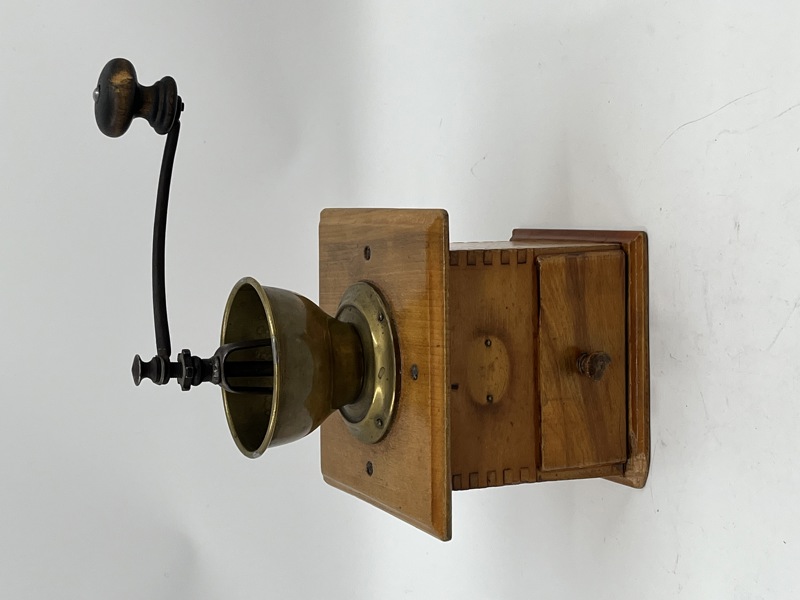 Eldre kaffekvern i tre.