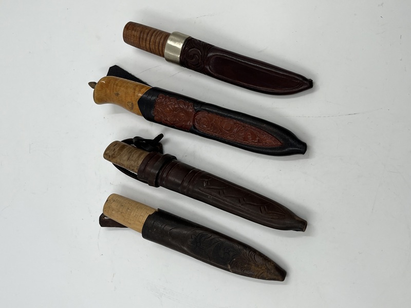 Lott 4 Kniver med slir