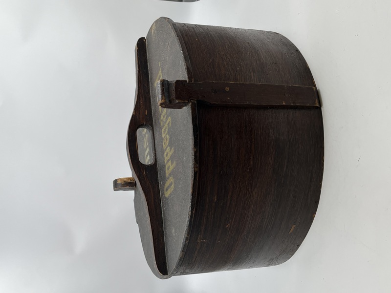 Stor tine med lokk og tekst.