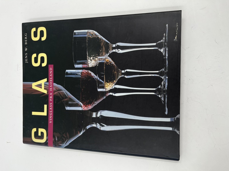 Bok om Vin glass fra Hadeland.