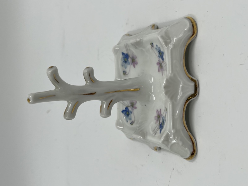 PP-Ring holder med blomster dekor.